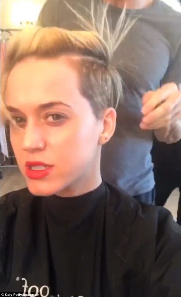 Η Katy Perry με κοντό ξανθό κούρεμα σε κομμωτήριο.