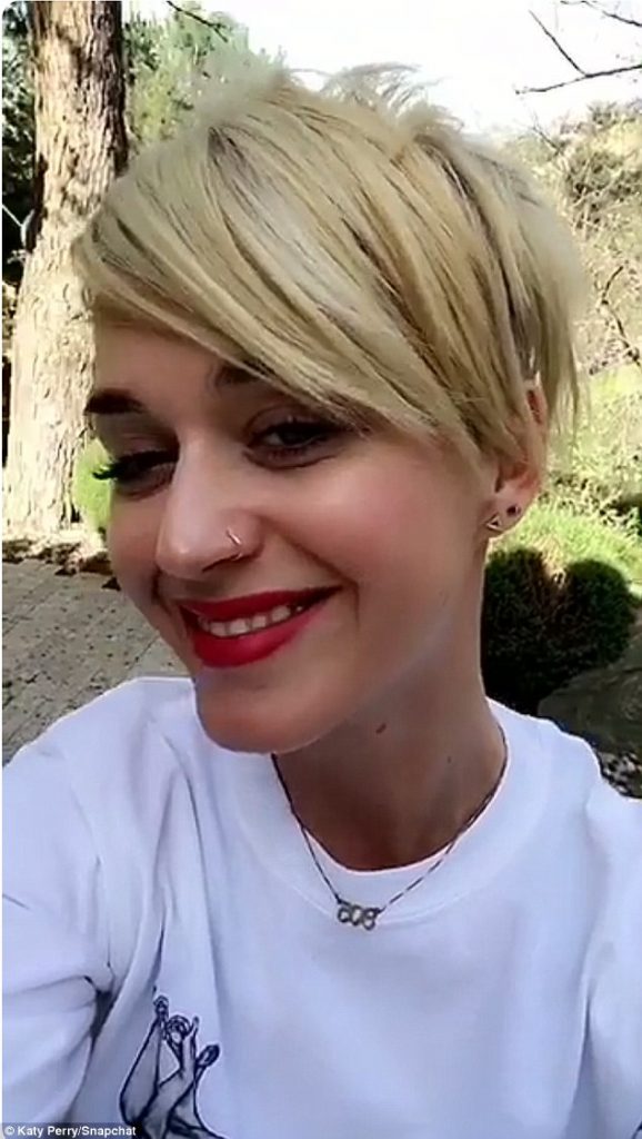 Η Katy Perry με κοντό ξανθό κούρεμα και κόκκινο κραγιόν.
