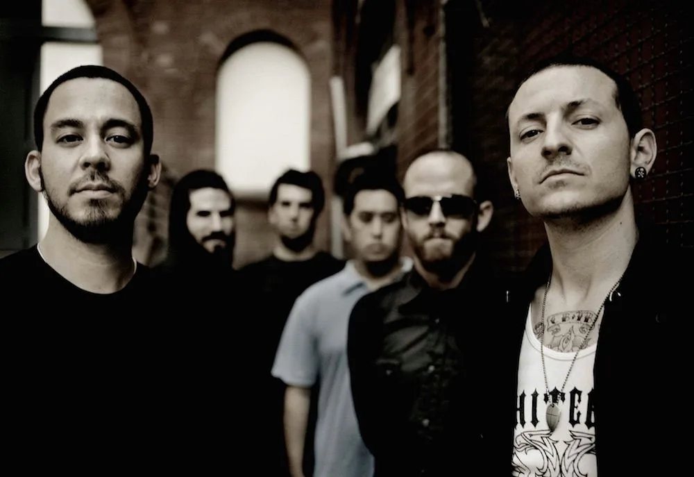Το συγκρότημα Linkin Park σε ασπρόμαυρη φωτογραφία.