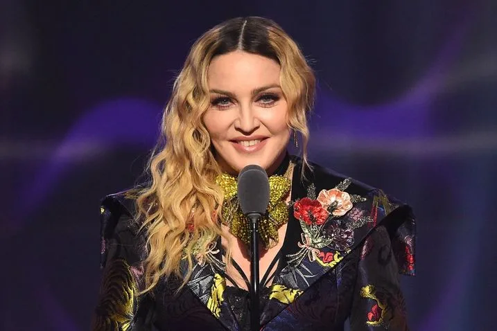 Η Madonna σε ομιλία της με κεντημένο σακάκι και εντυπωσιακά κοσμήματα.