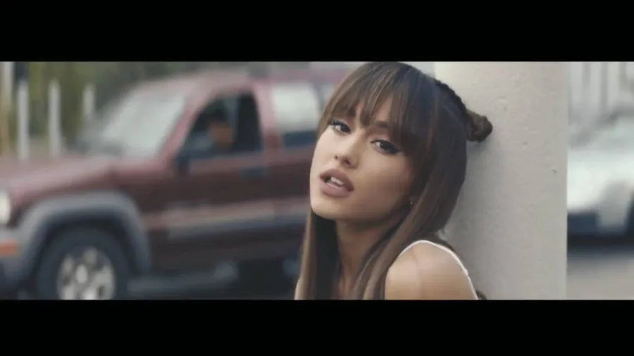 Η Ariana Grande στο video clip του τραγουδιού Everyday