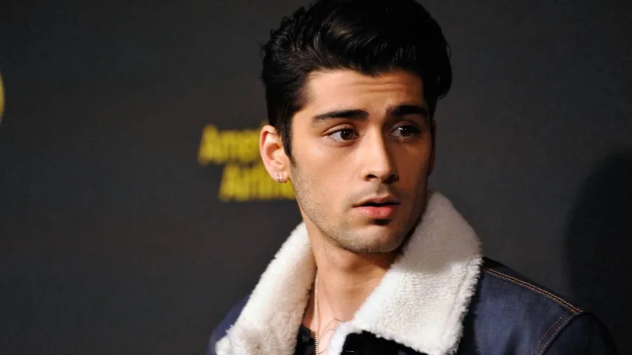 Ο Zayn Malik με σκούρα μαλλιά και τζιν μπουφάν με γούνα.