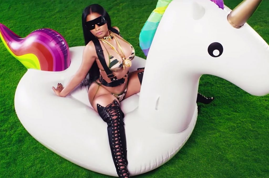 Η Nicki Minaj πάνω σε ένα φουσκωτό μονόκερο στο video clip του Make Love.