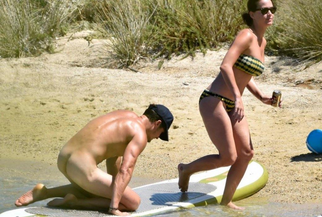 Η Katy Perry και ο Orlando Bloom σε παραλία πάνω σε paddleboard.