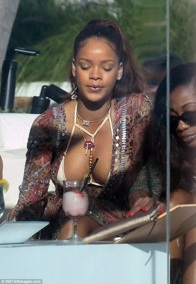 Η Rihanna με εντυπωσιακό μπούστο και boho ρούχα σε πισίνα στο Μαϊάμι.