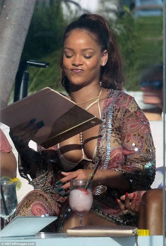 Η Rihanna με σέξι εμφάνιση στο Μαϊάμι