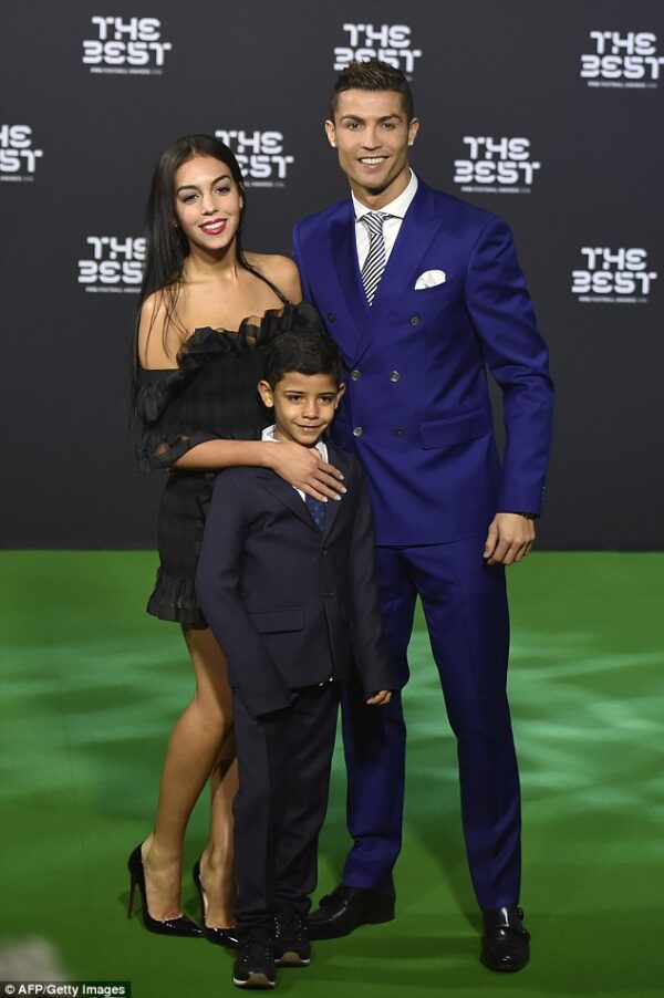 Ο Cristiano Ronaldo με τη Georgina Rodriguez και τον γιο του σε εκδήλωση.