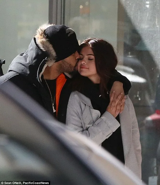 Ο Weeknd φιλάει τρυφερά τη Selena Gomez στο μάγουλο.