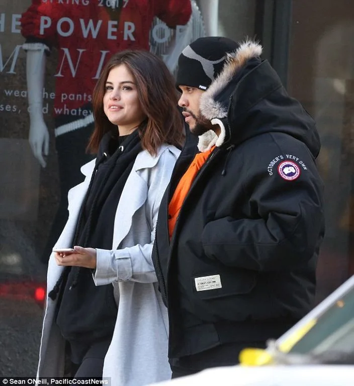 Η Selena Gomez και ο Weeknd περπατούν μαζί στο δρόμο.
