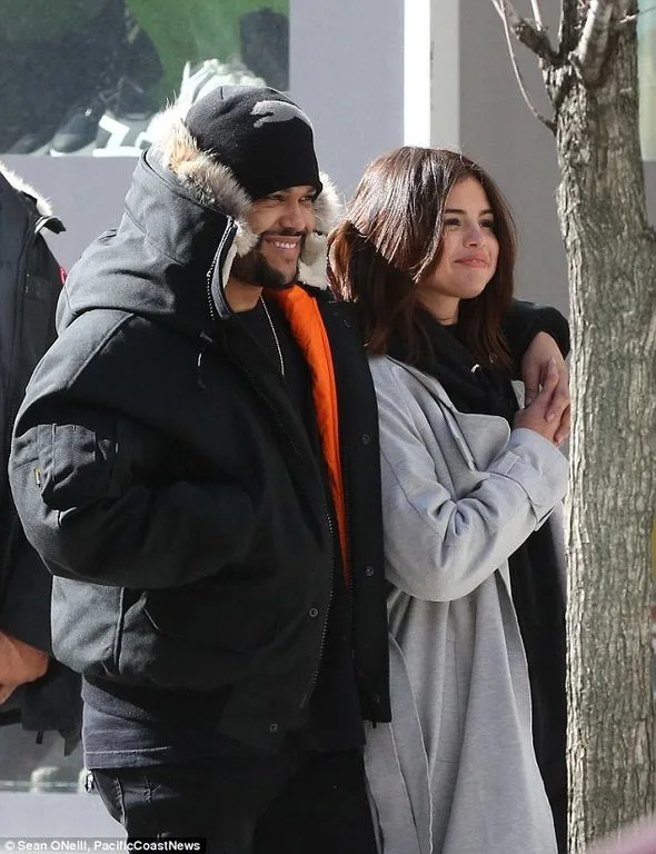 Ο Weeknd και η Selena Gomez σε εξωτερικό χώρο.