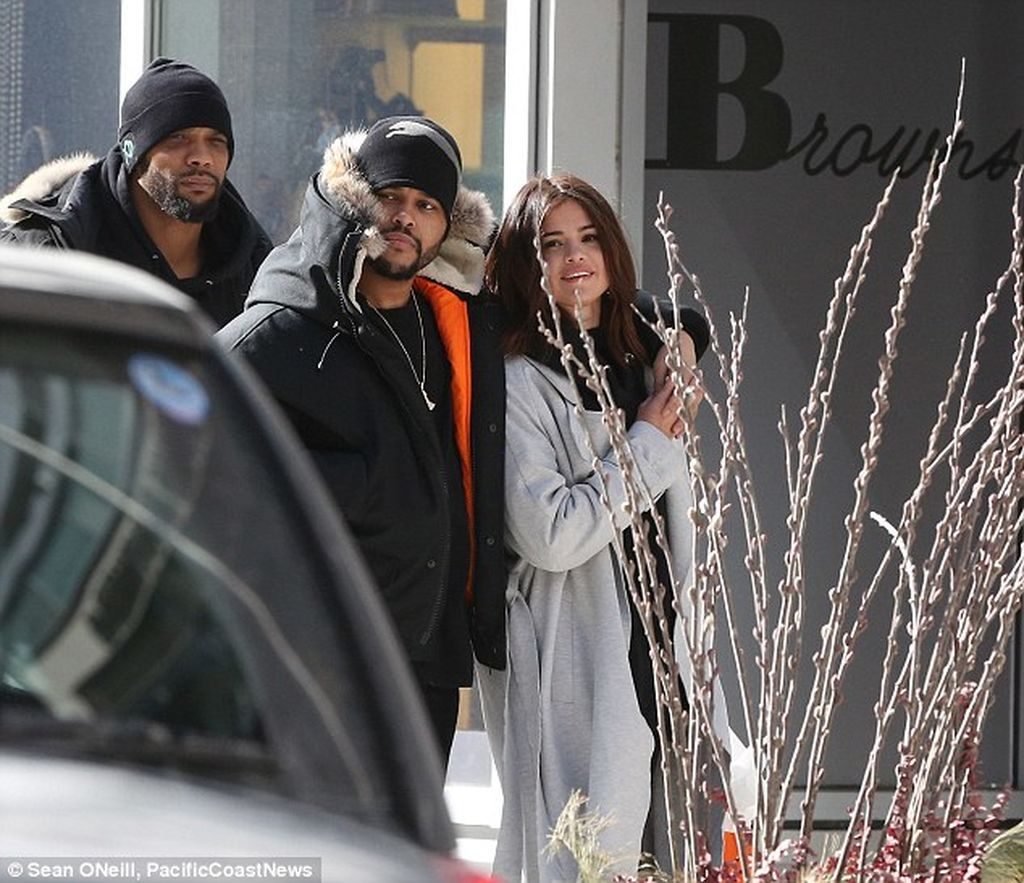 Η Selena Gomez και ο The Weeknd περπατούν μαζί στο δρόμο.