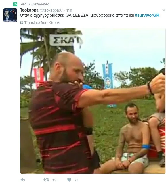 Στιγμιότυπο από το Survivor με παίκτη να δείχνει κάτι, από ανάρτηση στο Twitter.