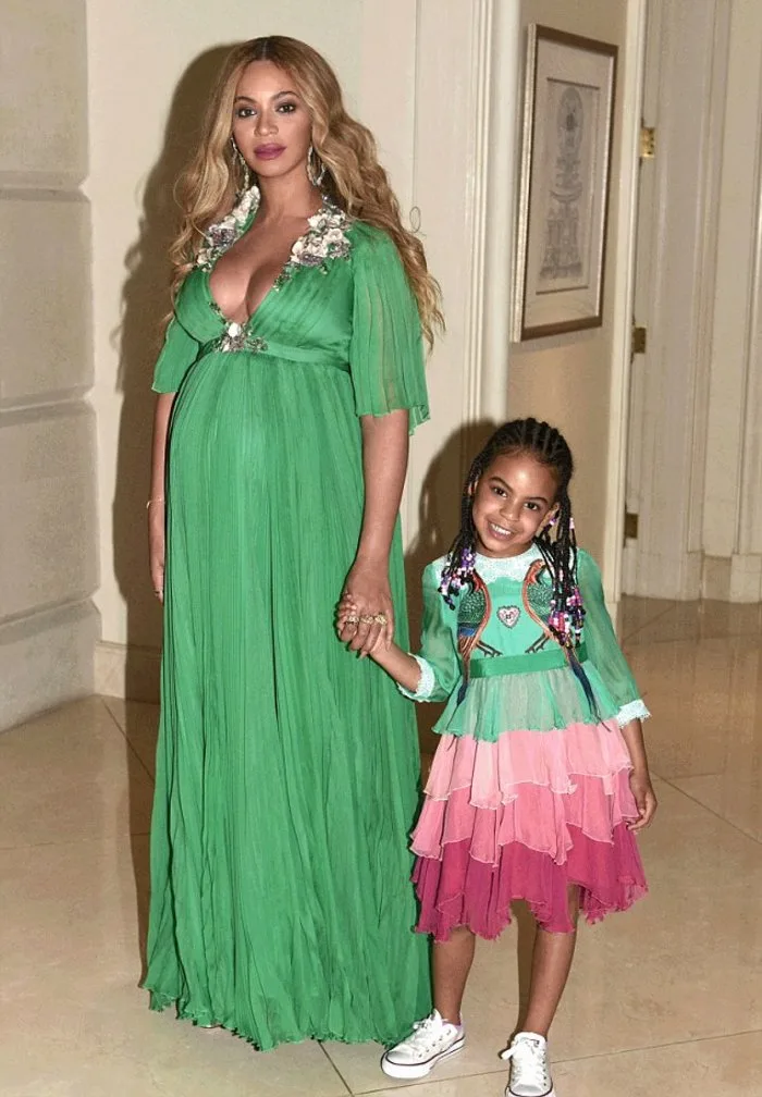 Η Beyoncé και η κόρη της Blue Ivy με πράσινα φορέματα.