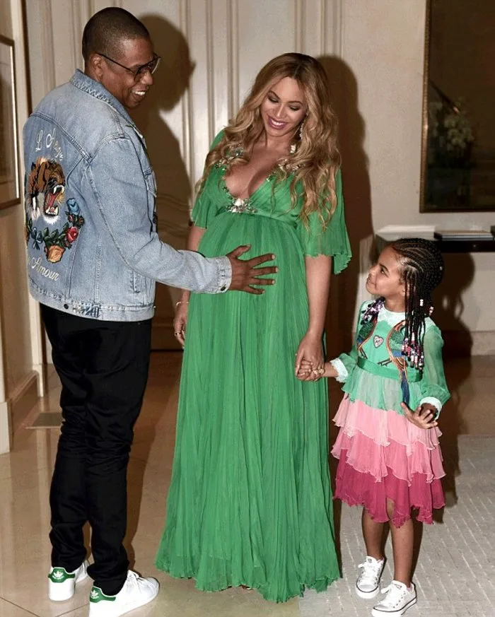 Η Beyoncé, ο Jay-Z και η Blue Ivy Carter σε εσωτερικό χώρο