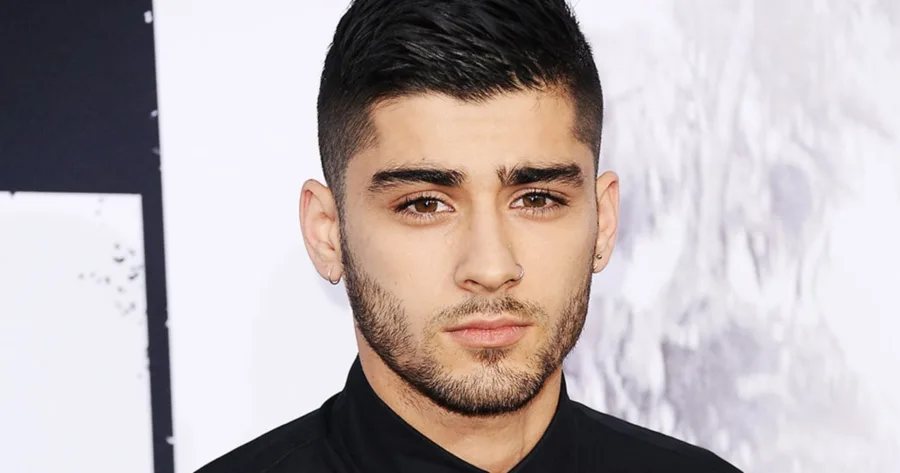 Ο Zayn Malik με κοντό κούρεμα και μούσι σε επίσημη εμφάνιση.