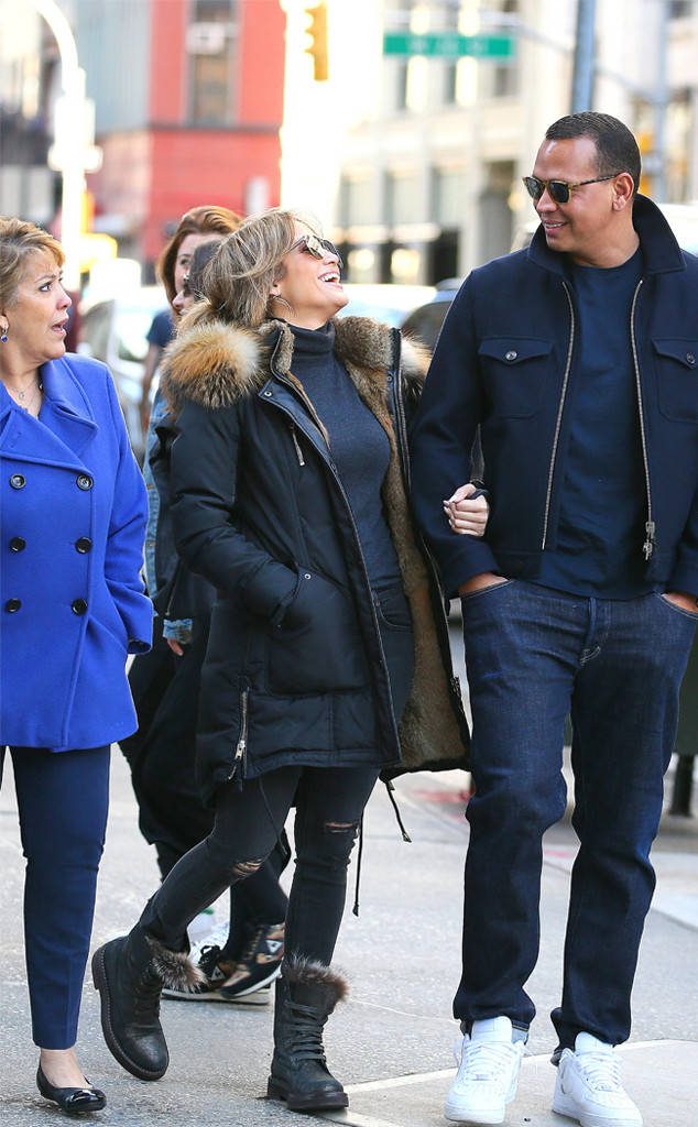 Η Jennifer Lopez και ο Alex Rodriguez περπατούν σε δρόμο της Νέας Υόρκης.