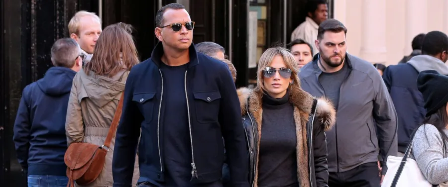 Η Jennifer Lopez και ο Alex Rodriguez περπατούν στο Soho της Νέας Υόρκης.