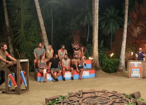Παίκτες του Survivor σε συμβούλιο του νησιού.