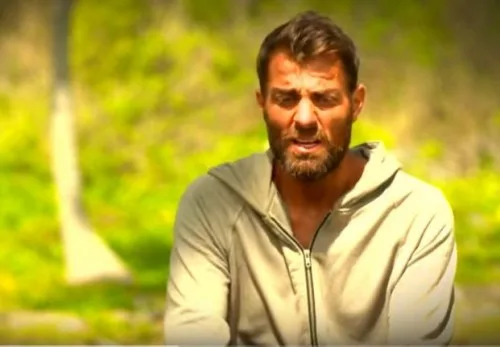 Ο Στέλιος Χανταμπάκης σε εξωτερικό χώρο κατά τη διάρκεια του Survivor.