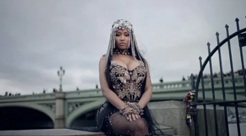 Η Nicki Minaj με εντυπωσιακό headpiece και κορσέ σε γέφυρα του Λονδίνου.
