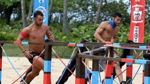 Δύο άνδρες αγωνίζονται σε στίβο μάχης του Survivor.