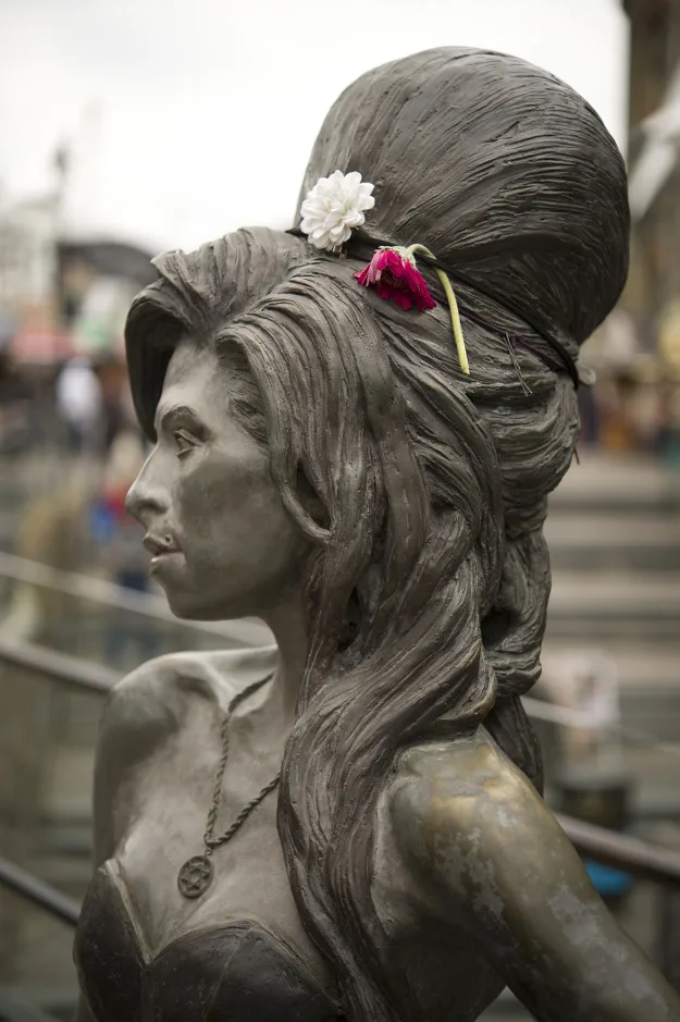 Χάλκινο άγαλμα της Amy Winehouse στο Camden Town του Λονδίνου.