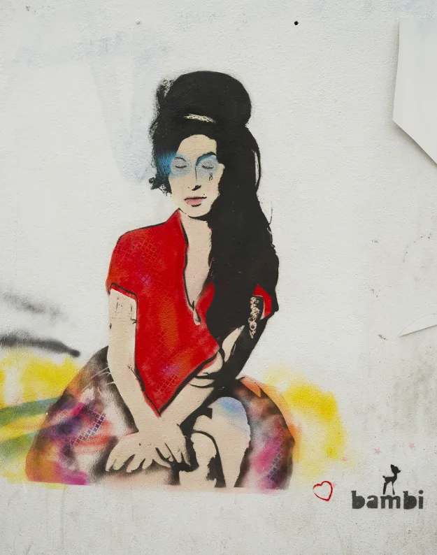 Stencil graffiti της Amy Winehouse σε τοίχο από την καλλιτέχνιδα Bambi.