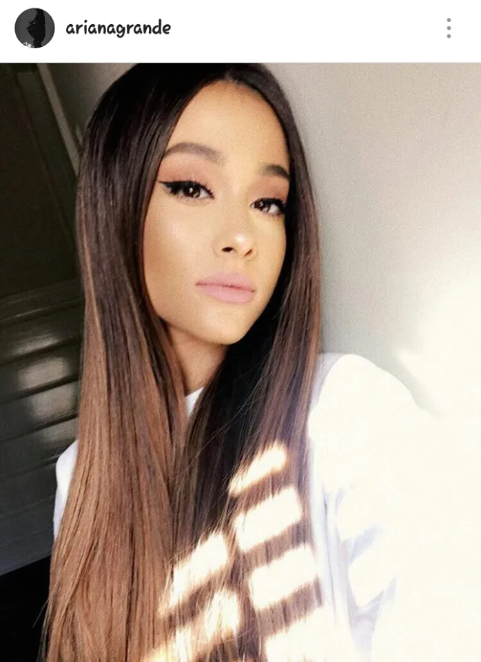 Η Ariana Grande με ίσια μακριά μαλλιά σε σέλφι φωτογραφία.