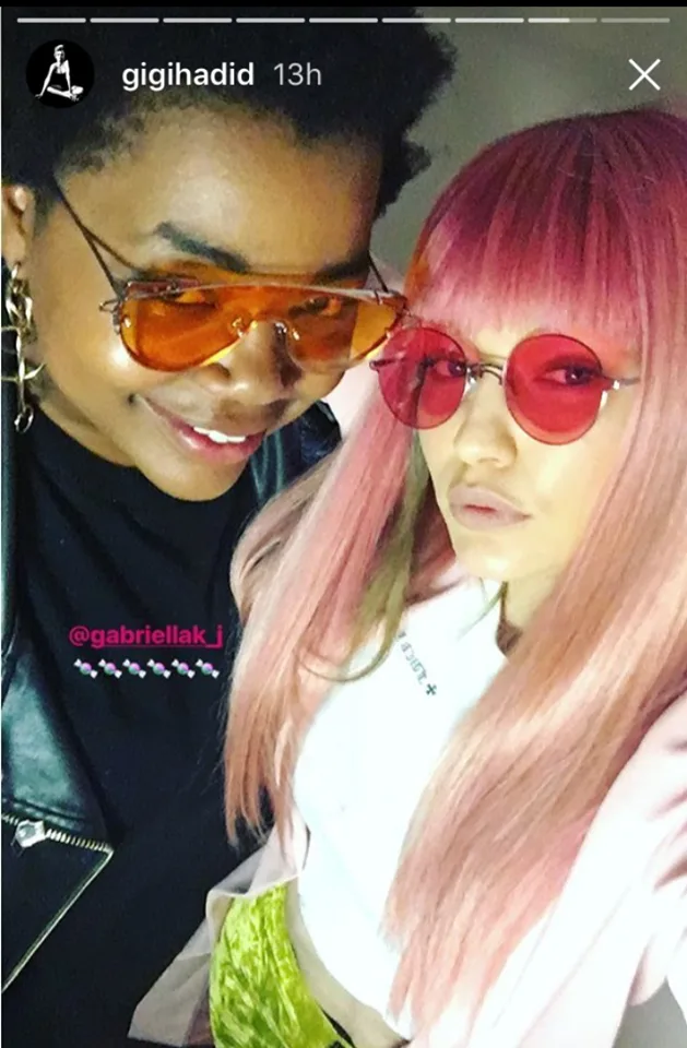 Η Gigi Hadid με ροζ μαλλιά και γυαλιά ηλίου δίπλα σε φίλη της.
