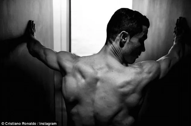 Ο Cristiano Ronaldo ποζάρει γυμνός δείχνοντας την πλάτη του.
