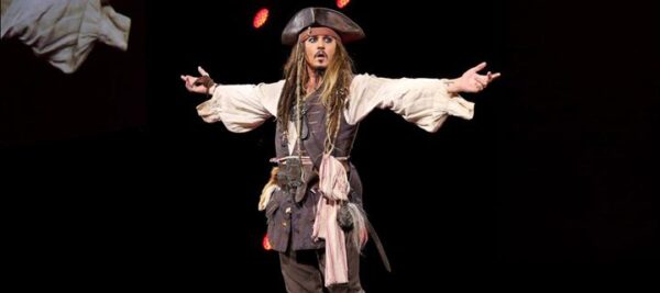 Η έκπληξη του Johnny Depp στους μικρούς του θαυμαστές – Ντύθηκε Τζακ Σπάροου και εμφανίστηκε στη Disneyland!
