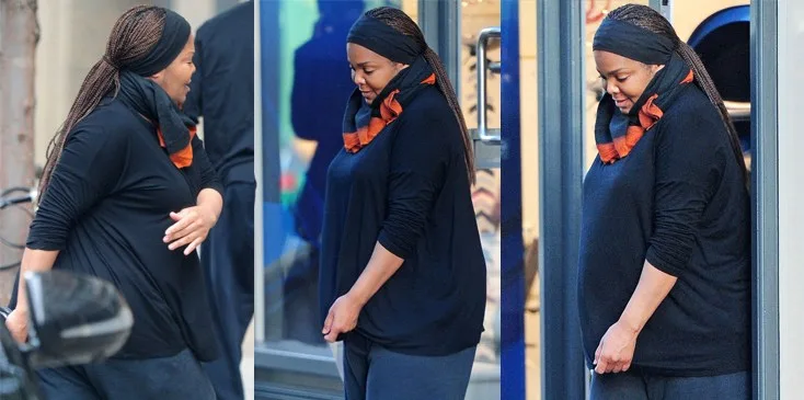 Η Janet Jackson σε εξωτερικό χώρο με μαύρα ρούχα και μαντίλι στα μαλλιά.