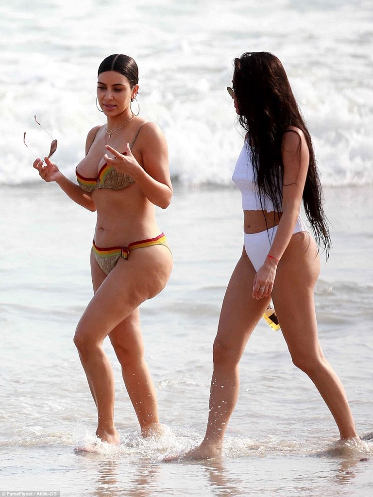 Η Kim Kardashian με μπικίνι στην παραλία.