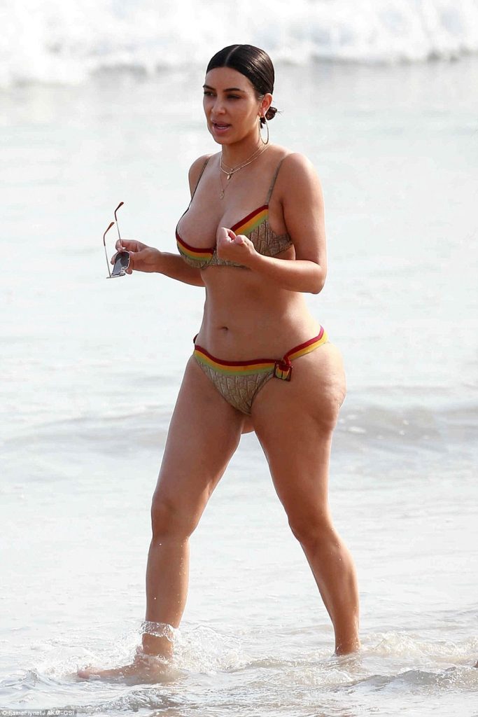Η Kim Kardashian με μπικίνι στην παραλία.