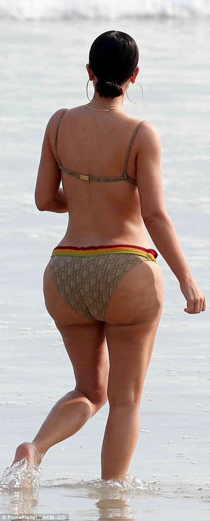Η Kim Kardashian με μπικίνι στην παραλία