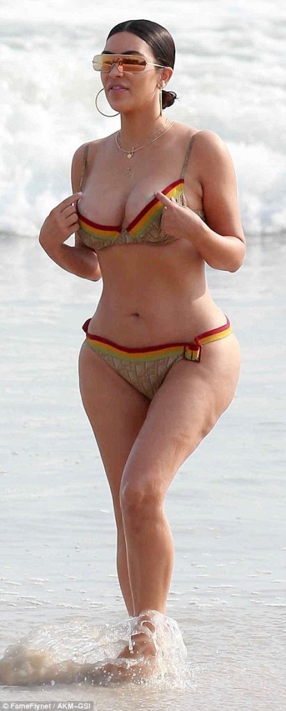Η Kim Kardashian στην παραλία με μαγιό.