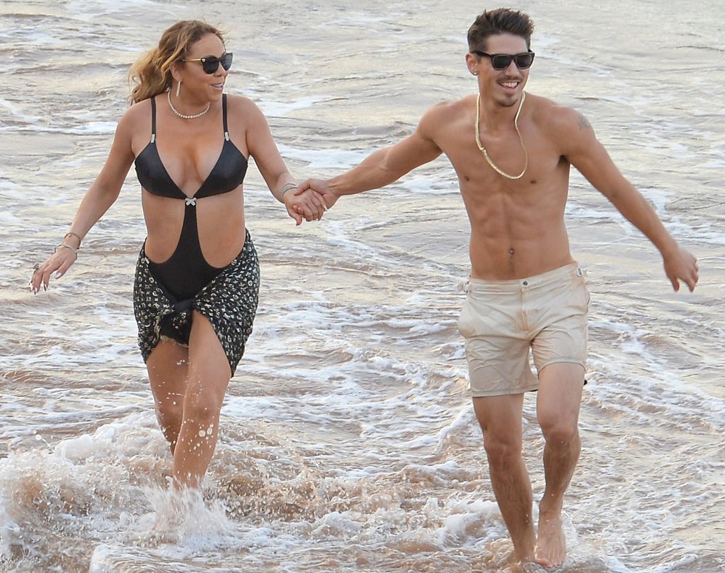 Η Mariah Carey στην αγκαλιά του Bryan Tanaka στη θάλασσα του Μάουι στη Χαβάη.