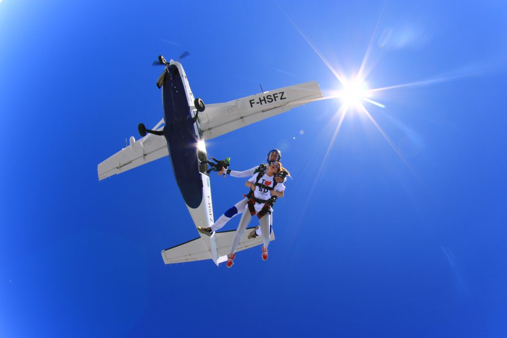 Άνθρωποι κάνουν ελεύθερη πτώση (tandem skydiving) από αεροπλάνο του Skydive Athens.
