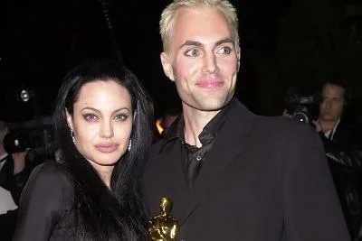 Η Angelina Jolie με τον αδερφό της James Haven σε επίσημη εκδήλωση.