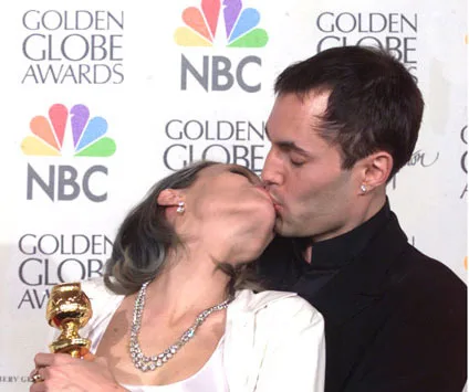 Η Angelina Jolie φιλάει τον αδερφό της James Haven στα Golden Globe Awards.