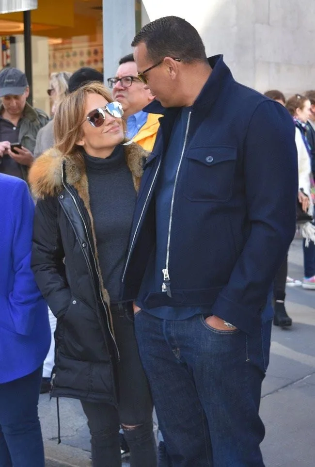 Η Jennifer Lopez και ο Alex Rodriguez σε εξωτερικό χώρο στη Νέα Υόρκη.