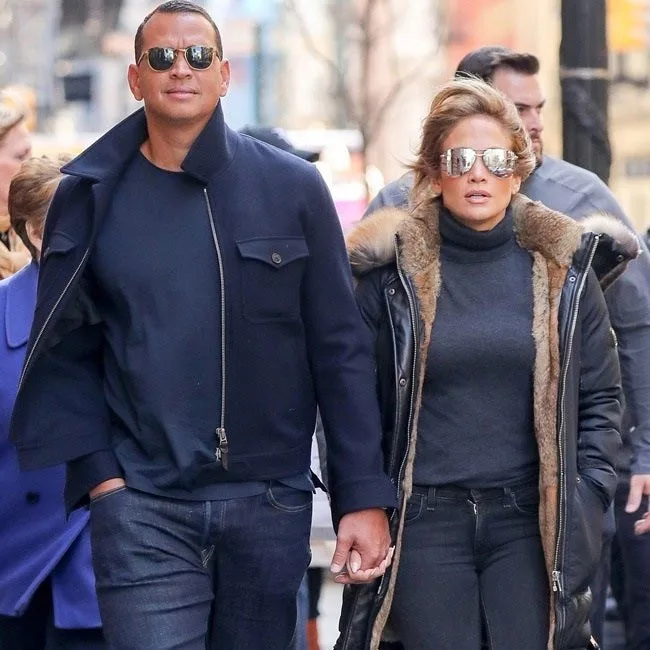 Η Jennifer Lopez και ο Alex Rodriguez περπατούν χέρι-χέρι στη Νέα Υόρκη.