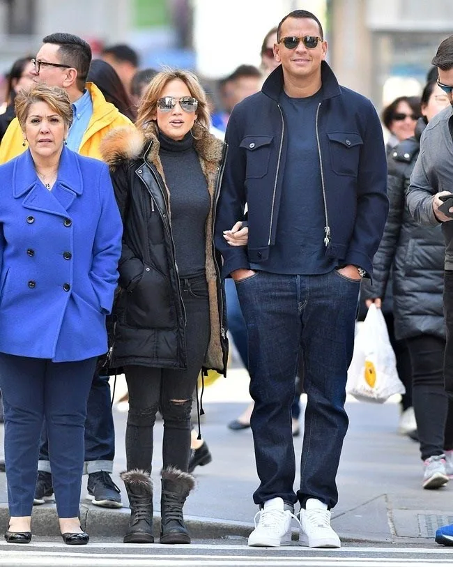Η Jennifer Lopez και ο Alex Rodriguez περπατούν στο Soho της Νέας Υόρκης μαζί με τη μητέρα της.