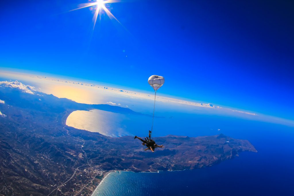 Ελεύθερη πτώση με αλεξίπτωτο πάνω από την ακτογραμμή.