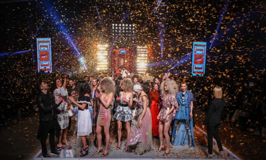 Στιγμιότυπο από το MadWalk 2017 By Aperol Spritz με πλήθος κόσμου και χρυσό κομφετί στη σκηνή.
