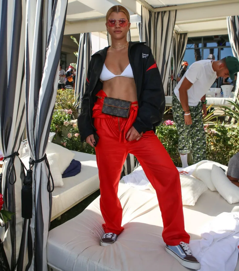Η Sofia Richie με στυλάτο outfit στο φεστιβάλ Coachella.