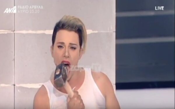 Ο Δημήτρης Μακαλιάς μεταμφιέστηκε σε Miley Cyrus στο Your Face Sounds Familiar και ήταν ξεκαρδιστικό.