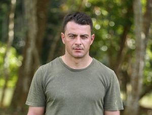 Ο Γιώργος Αγγελόπουλος σε εξωτερικό χώρο.
