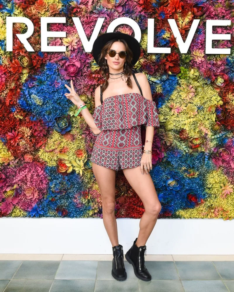 Η Alessandra Ambrosio με στυλάτη εμφάνιση στο φεστιβάλ Coachella.