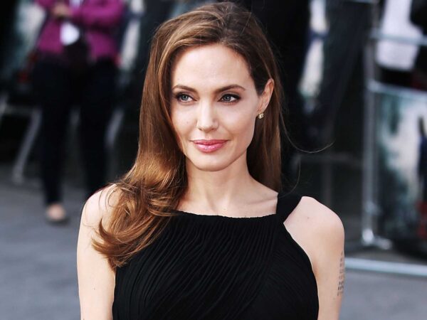 Η Angelina Jolie πόζαρε ως μοντέλο εσωρούχων, στα 16 της.